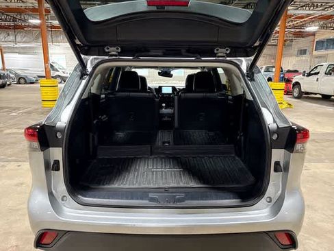 Used 2022 Toyota Highlander XLE AWD/4WD image 11