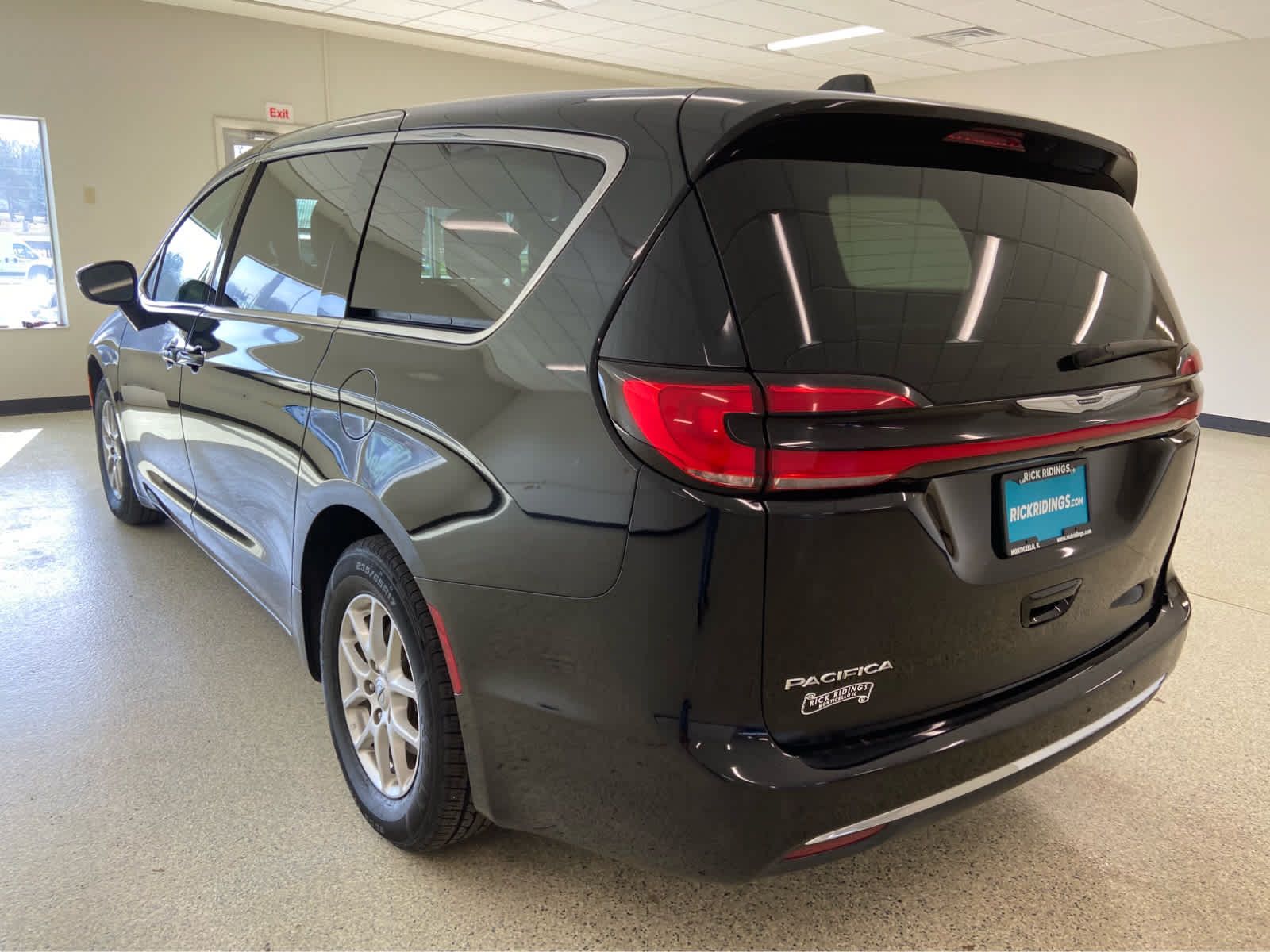 Used 2024 Chrysler Pacifica Touring-L FWD image 9