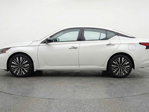 Used 2025 Nissan Altima 2.5 SV image 3