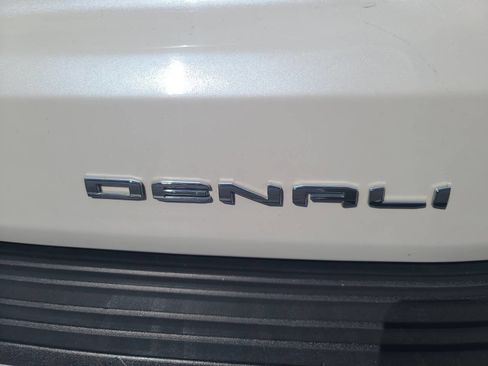 Used 2021 GMC Yukon XL Denali w/ Denali Premium Package image 9