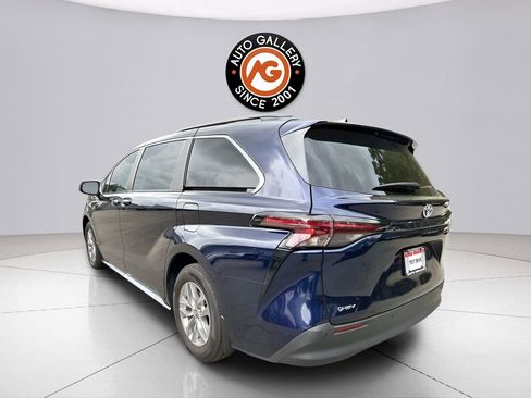 Used 2025 Toyota Sienna XLE image 4