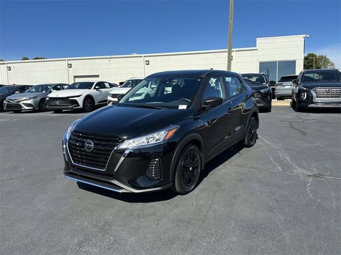 Used 2021 Nissan Kicks S image 3