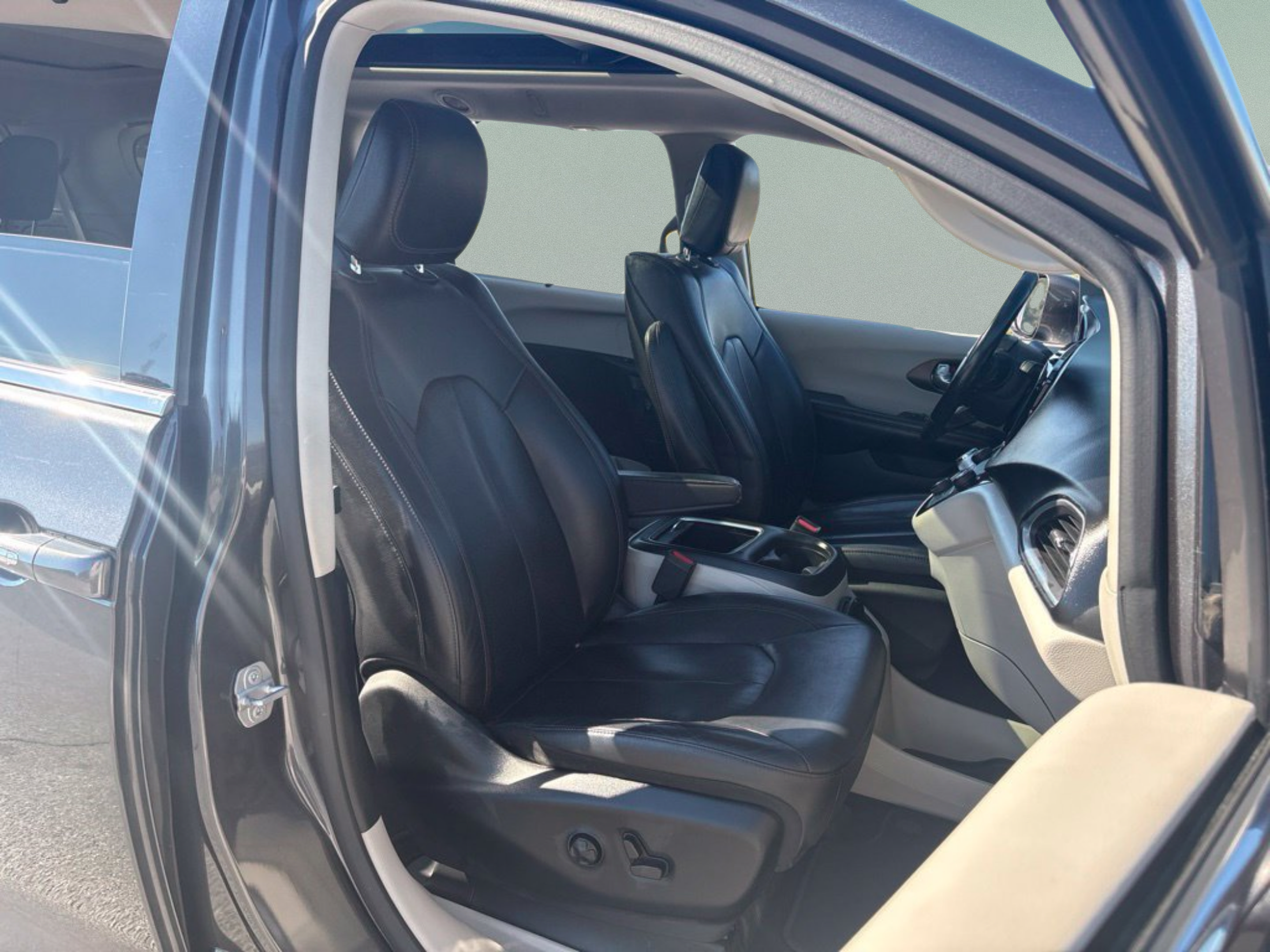 Used 2018 Chrysler Pacifica Touring-L Plus w/ Tire & Wheel Group FWD image 27