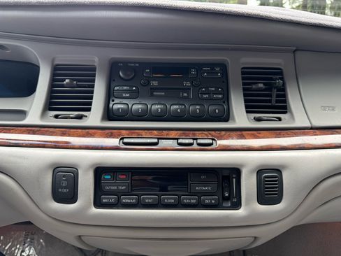 Used 1996 Lincoln Town Car Signature image 17