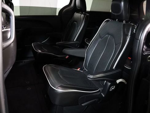 Used 2025 Chrysler Pacifica Limited FWD image 14