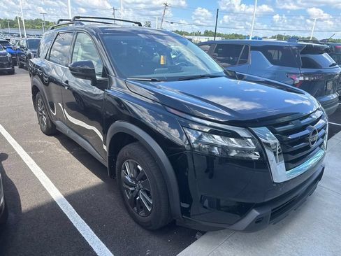 Used 2024 Nissan Pathfinder SV w/ SV Premium Package AWD/4WD image 2