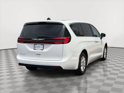 Used 2023 Chrysler Pacifica Touring-L FWD image 7