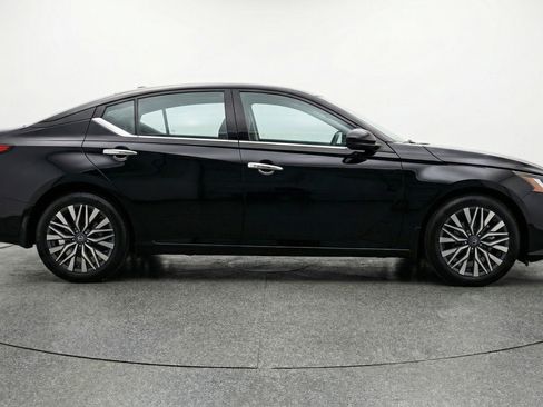Used 2025 Nissan Altima 2.5 SV FWD image 11