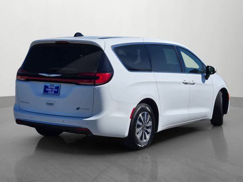 Used 2023 Chrysler Pacifica Touring-L FWD image 6