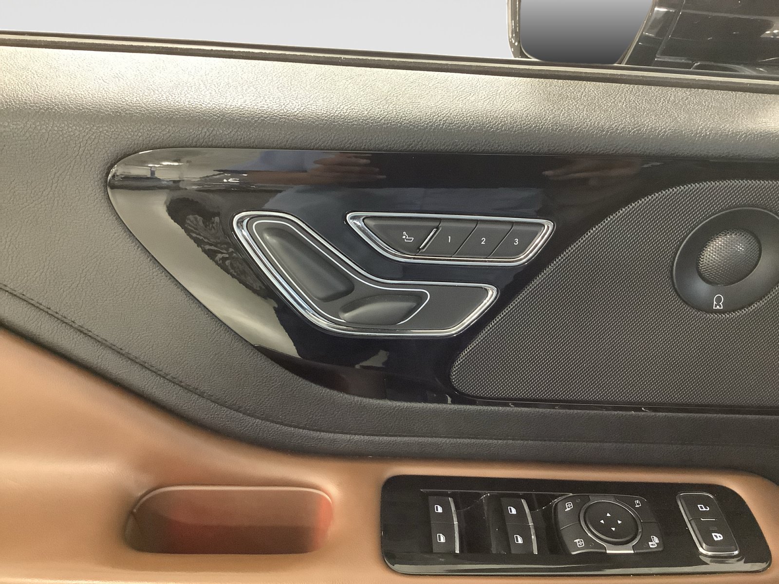 Used 2022 Lincoln Aviator Reserve w/ Equipment Group 201A RWD image 11