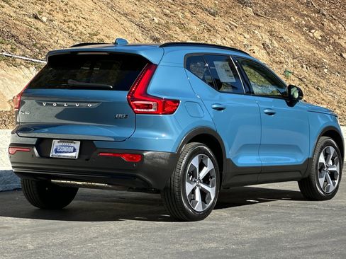 Certified 2023 Volvo XC40 B5 Plus image 4