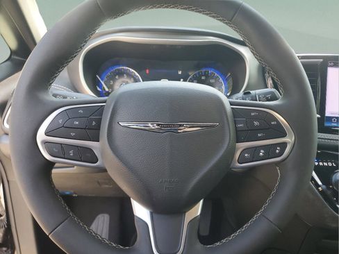 Used 2025 Chrysler Pacifica Select FWD image 16