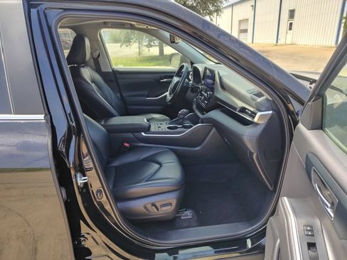 Used 2023 Toyota Highlander XLE AWD/4WD image 17
