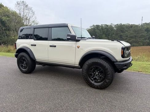 New 2025 Ford Bronco Badlands image 2