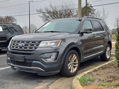 Used 2017 Ford Explorer XLT w/ Equipment Group 202A image 4