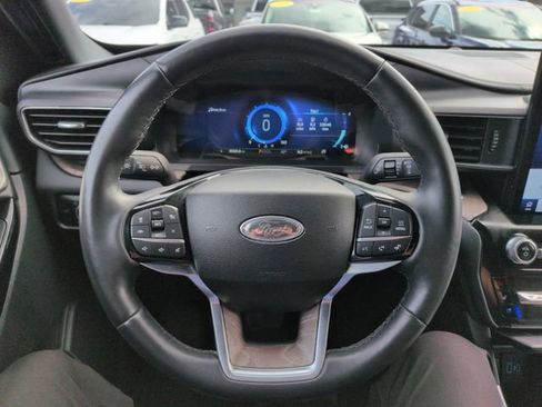 Certified 2023 Ford Explorer Platinum w/ Technology Package AWD/4WD image 37