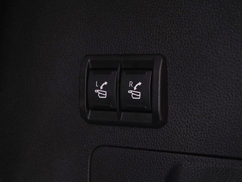 Used 2025 Toyota Sequoia Capstone image 22