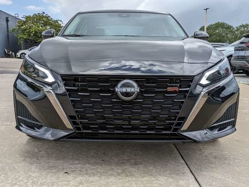Used 2024 Nissan Altima 2.5 SR w/ SR Premium Package FWD image 3