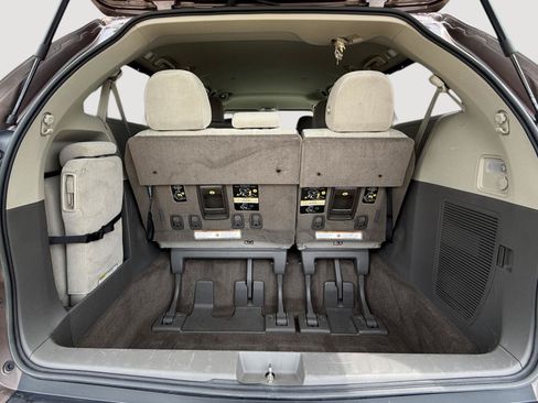 Used 2018 Toyota Sienna LE FWD image 31