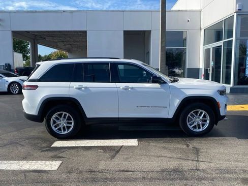 Used 2023 Jeep Grand Cherokee Laredo w/ Luxury Tech Group I AWD/4WD image 11