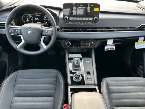 New 2025 Mitsubishi Outlander SE image 14