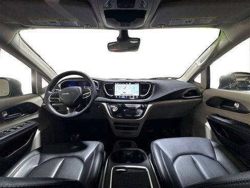 Used 2023 Chrysler Pacifica Touring-L w/ Uconnect Theater Family Group FWD image 14