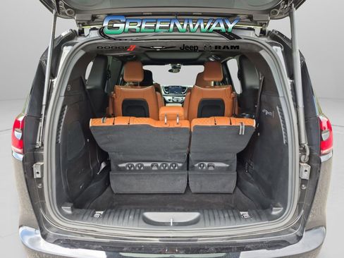 Used 2024 Chrysler Pacifica Pinnacle FWD image 23