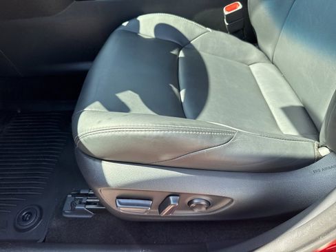 Used 2023 Toyota Venza XLE image 28