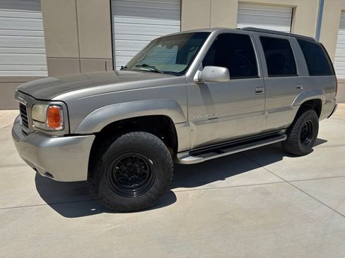Used 2000 Cadillac Escalade 4WD image 1