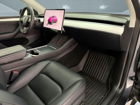 Used 2024 Tesla Model Y 2WD image 18