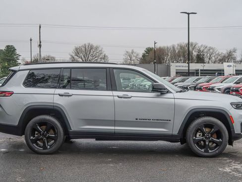 Used 2023 Jeep Grand Cherokee L Laredo image 8