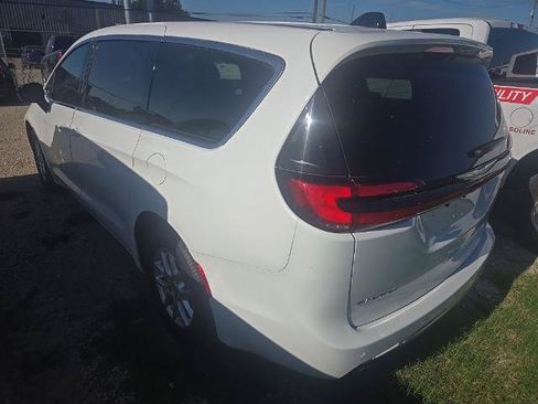 Used 2025 Chrysler Pacifica Select FWD image 2