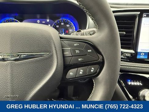 Used 2025 Chrysler Pacifica Limited FWD image 30