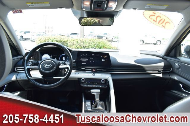 Used 2025 Hyundai Elantra Limited FWD image 3
