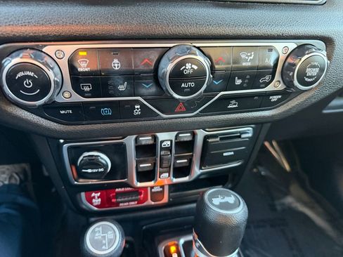 Used 2024 Jeep Wrangler Unlimited image 19