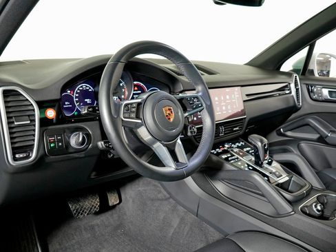 Certified 2022 Porsche Cayenne Platinum Edition image 4