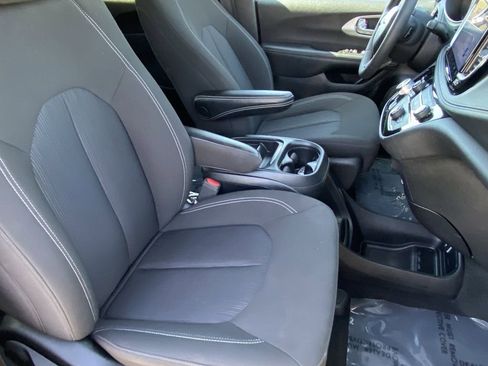Used 2024 Chrysler Pacifica Touring FWD image 15