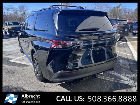 Used 2025 Toyota Sienna XLE Woodland Edition image 3