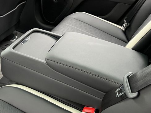 Used 2025 Bentley Flying Spur Plug-In Hybrid image 49