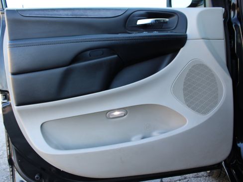 Used 2019 Dodge Grand Caravan SE image 14