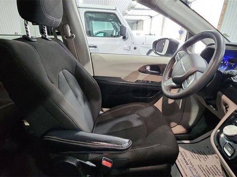 Used 2022 Chrysler Voyager LX image 11