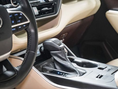 Used 2022 Toyota Highlander XLE image 24