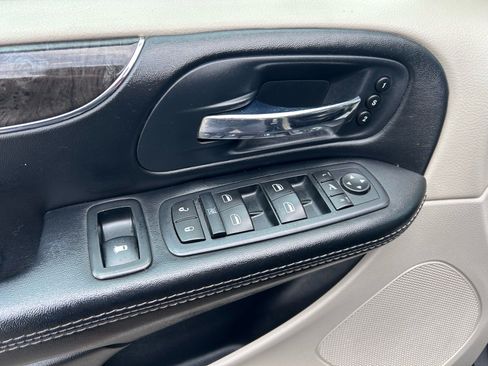 Used 2016 Chrysler Town & Country Limited Platinum FWD image 22
