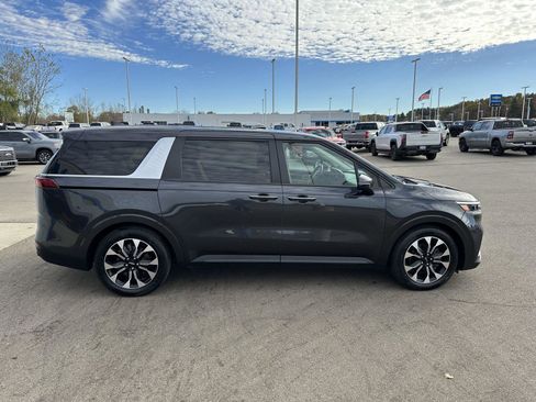 Used 2022 Kia Carnival EX image 10