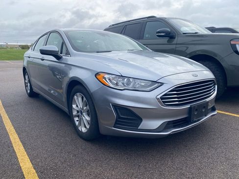 Used 2020 Ford Fusion SE FWD image 2