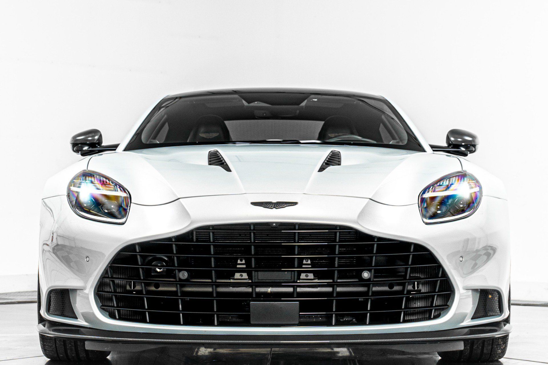 Used 2025 Aston Martin Vanquish RWD image 4