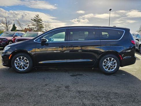 New 2026 Chrysler Pacifica Limited image 5