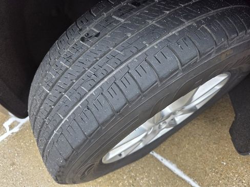 Used 2023 Chrysler Pacifica Touring-L image 14