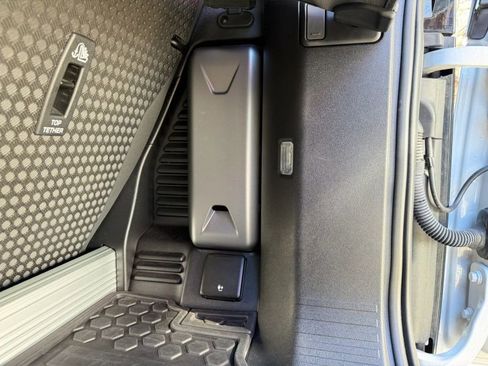 Used 2023 Land Rover Defender 90 V8 image 38