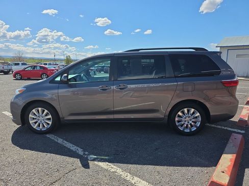 Used 2015 Toyota Sienna LE AWD/4WD image 4